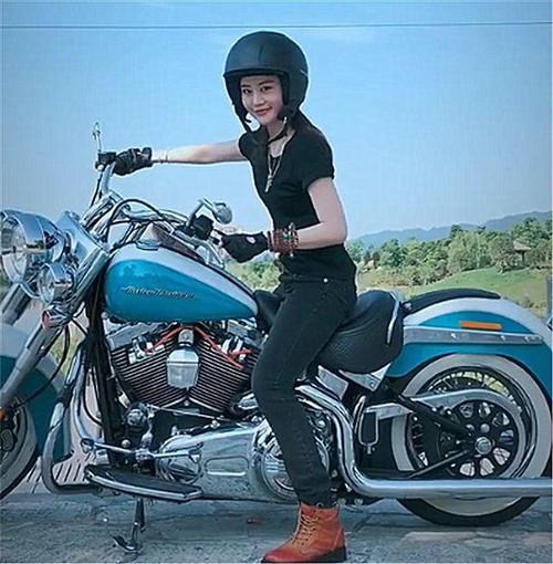 浙江偶遇12万哈雷摩托车,本不会注意,但女车主实在太吸睛了!