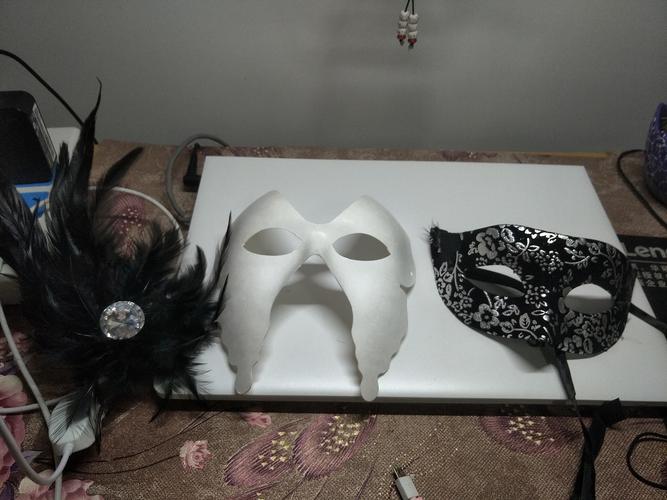 面具设计 在颜色方面刚开始想以黑白为基调完成这幅作品,画一半总觉得