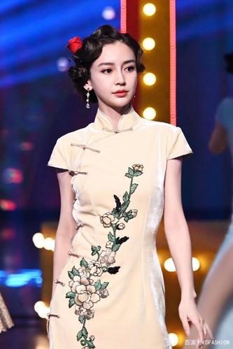 angelababy释出一组旗袍造型风尚美图,散发古典优雅