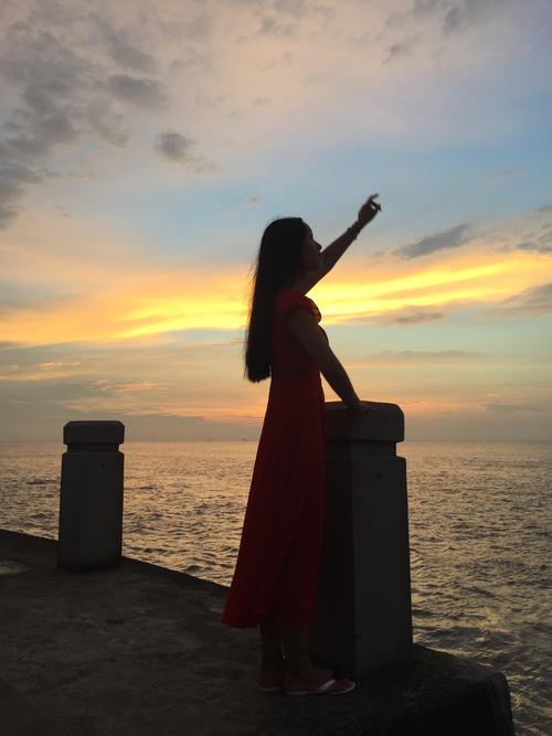 海边的日出,清晨漂亮的美女从海边走来,夏天的海边每天热闹非凡.