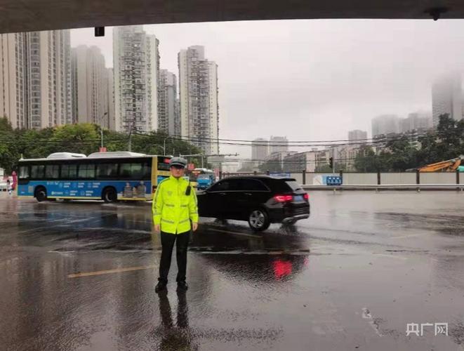 江北区公安局供图)江北交巡警提醒:天雨路滑,请
