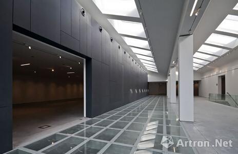 朱利安-奥培首个波兰个展在克拉科夫当代艺术博物馆举办