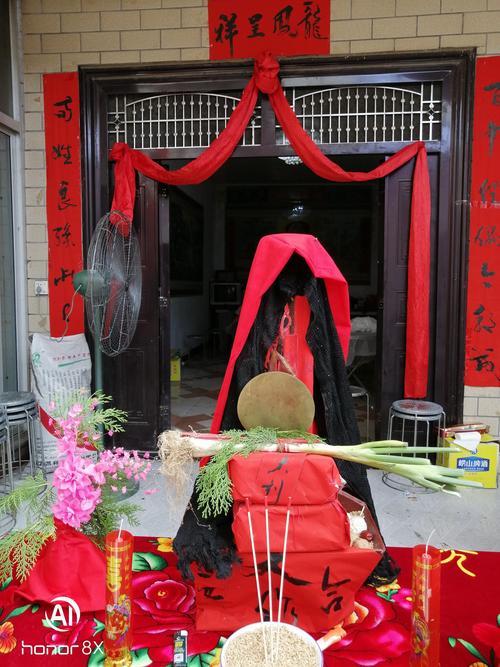天地桌  保平壶  翠柏枝  铜镜  五升斗 曲 称  包头等,寓意深远.
