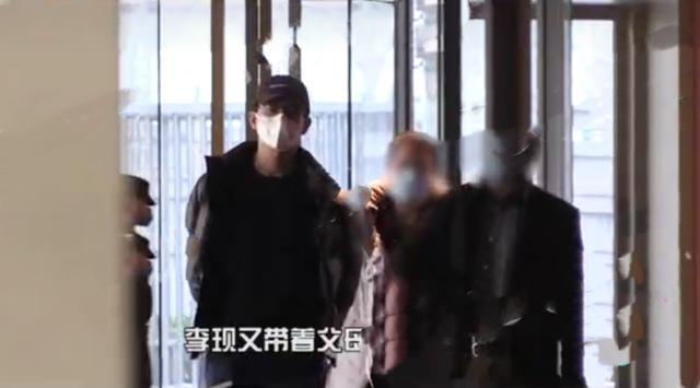 吃完饭后,李现带着父母又去了另外一家商场购物,双手背在身后,有种老