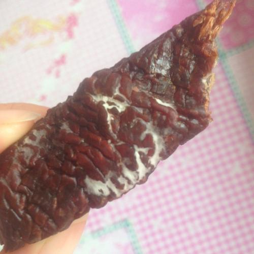 别人从内蒙带回来的牛肉干,真空包装的,放了几天拆开来牛肉上面有一
