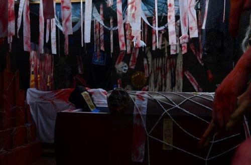 老人独守义庄,半夜棺材发出异响,放出一对白蛇