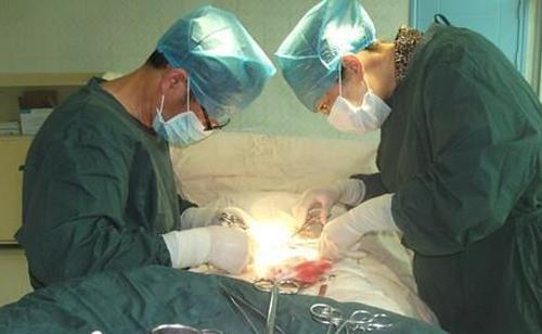 它只是一种简单的小手术,就是对男性输精管结扎,隔断精子的运动轨迹