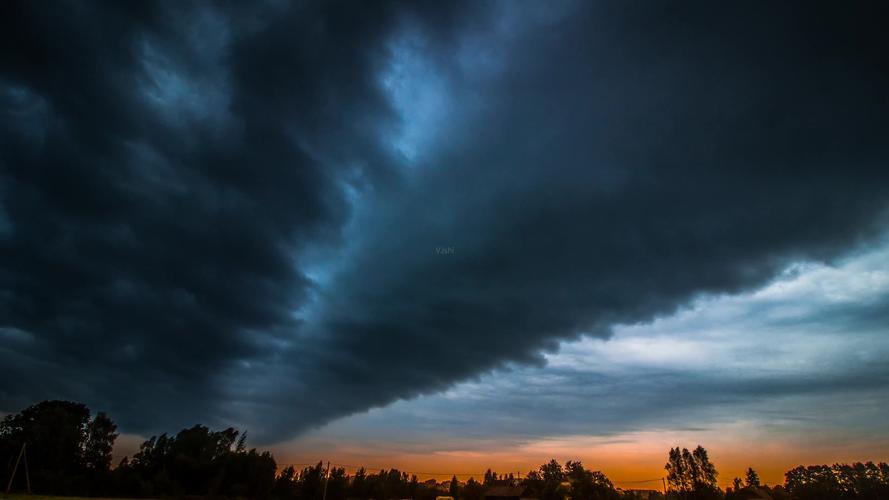 4k乌云袭来阴云密布麦田田野草甸_3840x2160_高清视频
