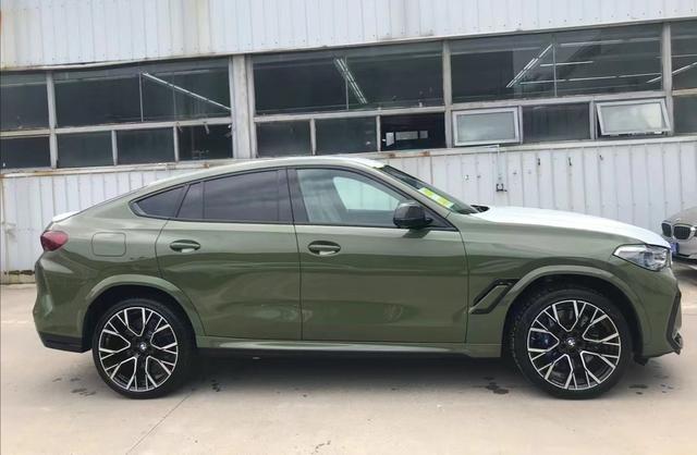 8秒!造型不输卡宴,4.4t动力 8at,宝马x6m实拍,真帅气