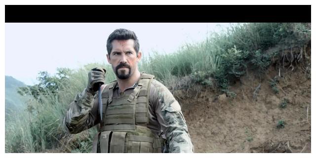 电影《战狼》中不合理的情节,冷锋有95军刀,对战老猫却用虎爪刀