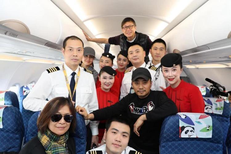 张涵予《中国机长》首曝海报,改编自川航3u8633备降事件