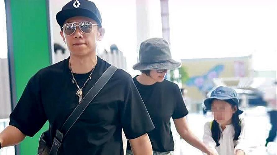 袁泉夏雨一家三口机场现身,夏雨拉着行李箱,袁泉拉着女儿