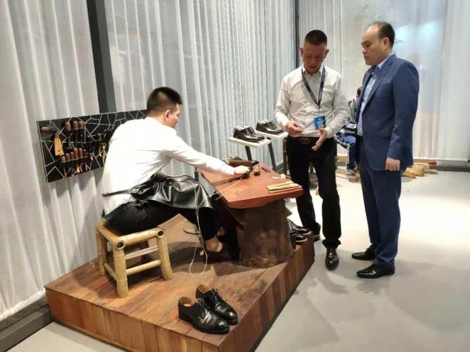 巨一集团潘建中总经理到我校展点参观