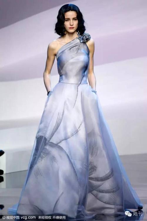 giorgio armani privé couture spring 2016 这个模特的眼神特称这