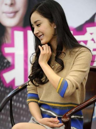 杨幂二郎腿一般人真的不行,粗腿的人不要轻易尝试!