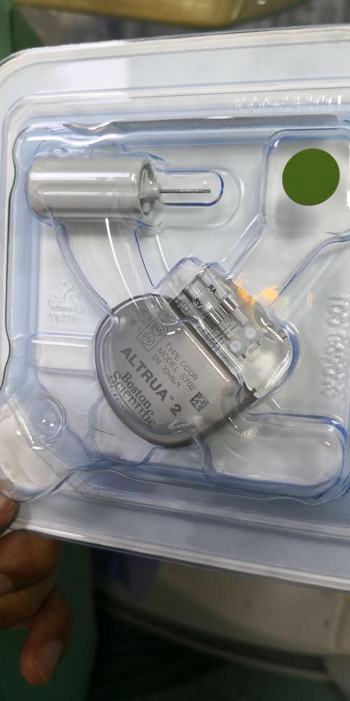 双腔心脏起搏器的植入