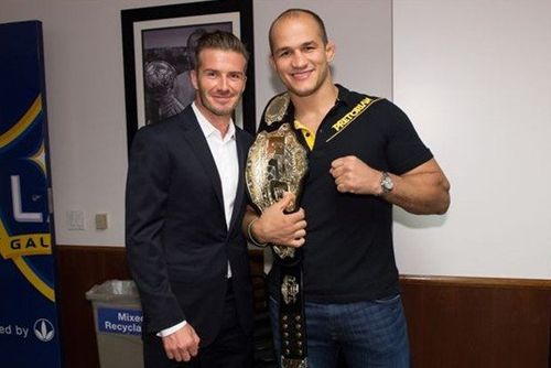 桑托斯与小贝合影ufc中国讯 近日体育界最大的新闻当释万人迷