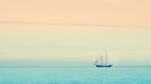 河上的小船风景摄影高清宽屏桌面壁纸