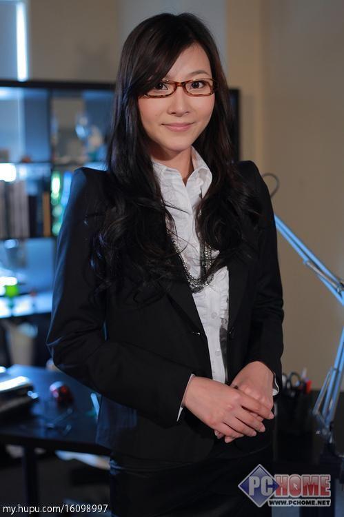 姓名:简凝(杜茜茜 爱情公寓外传),饰演者:段倩茹,考古学家,和张伟有