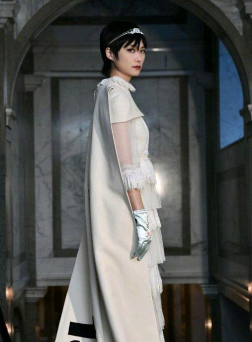 175的李宇春又瘦又会穿黑色短裤配西装穿出腿长是上身的两倍