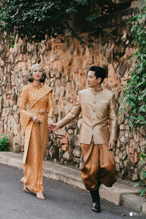 38岁的泰国男演员toni rakkaen与28岁的未婚妻kaew jarinya(泰国演员