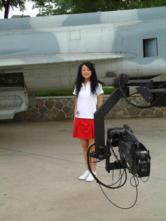 图文:王亮爱妻张楚格 "格格"在飞机旁