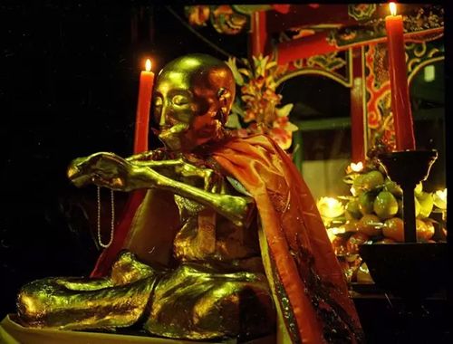 百岁宫 似通天拔地 百岁宫层层拔高,曲折幽深 内有肉身菩萨宝殿 为