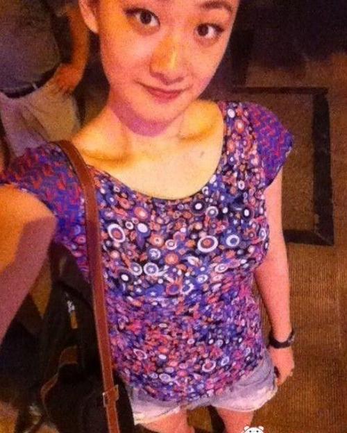 日前,有网友曝光了一组被殴打南航空姐周雨蒙的火辣生活照片.