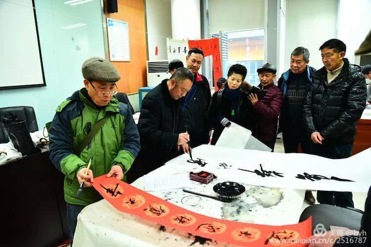 白双政与赵玉清老师写春联.