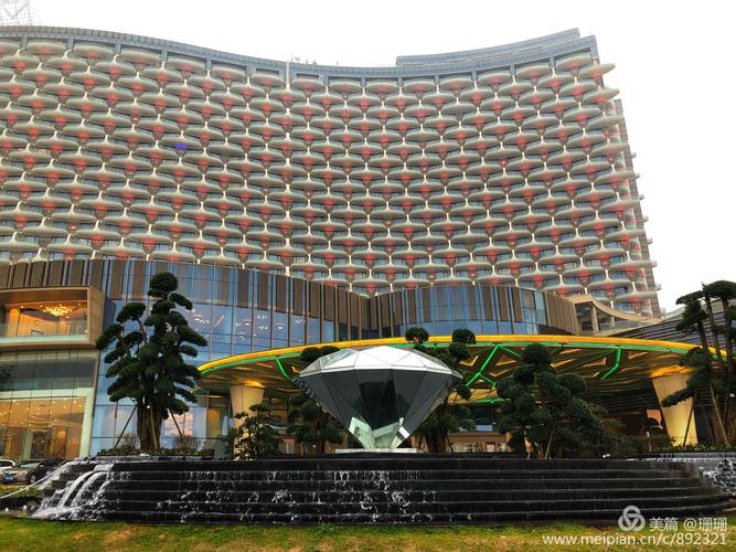 龙之梦钻石大酒店只是整个星级酒店群中的一个项目.