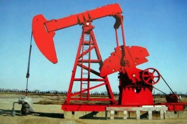 中方抽油机通过抽油杆带动深井泵做上下往复运动实现采油