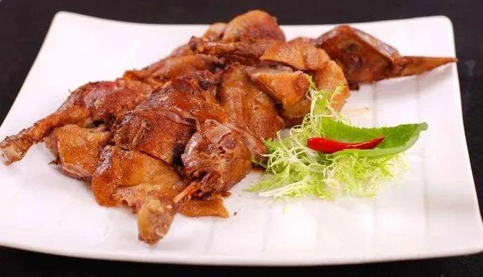 麻仁酥鸭:集松泡,酥脆,软嫩,鲜香于一体,十分香美.