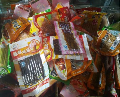 医生提醒:这些零食给孩子吃一口,等于吃了5个"塑料袋"!