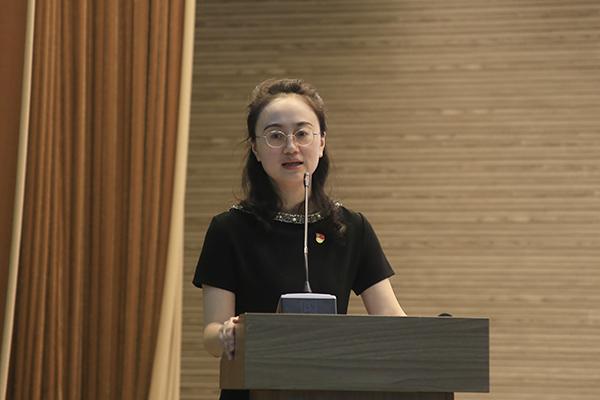 南岸区委教育工委书记,区教委主任龙晓梅上台发言.