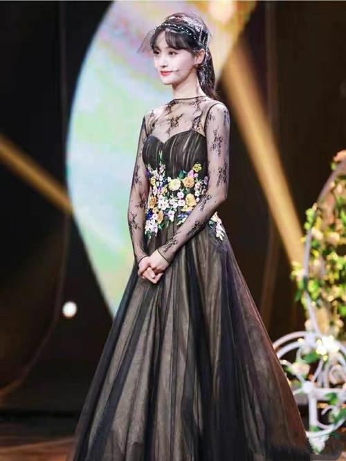 郑爽紧身抹胸礼服仙气十足,日常穿搭优雅时尚