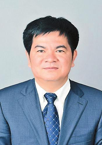 陈启忠,男,彝族,云南省镇沅县人,1964年4月生,省委党校大学学历,1985