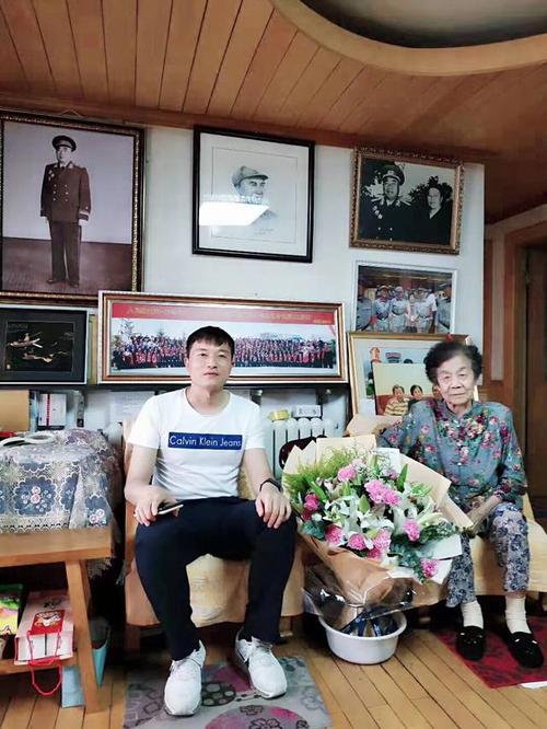 海之龙酒业董事长黄曙光拜访朱德儿媳妇赵力平