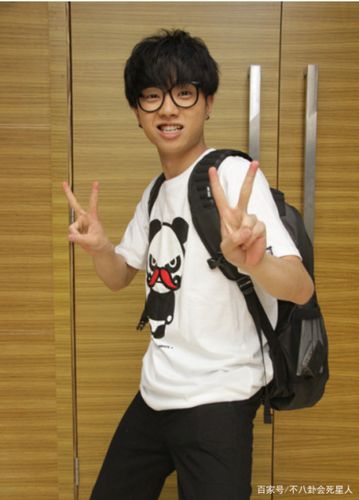 网友曝出华晨宇的整容照,出道八年他从宅男变成了男神