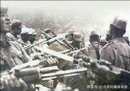 1962年中印战争老照片,前线士兵举枪对峙,后方女战士优待俘虏