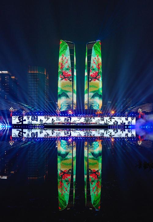 成都双子塔上演醉美灯光秀