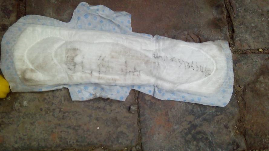 也没注意车牌,等到学校才看到车牌不知道谁在我车牌上贴了卫生巾,我只