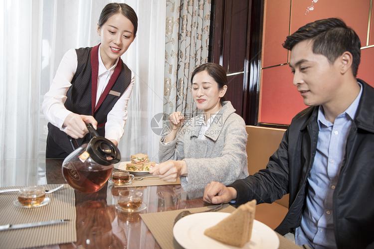 酒店服务员倒茶