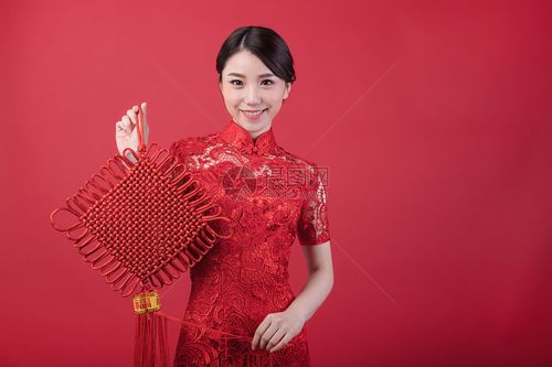 春节手拿中国结的旗袍美女