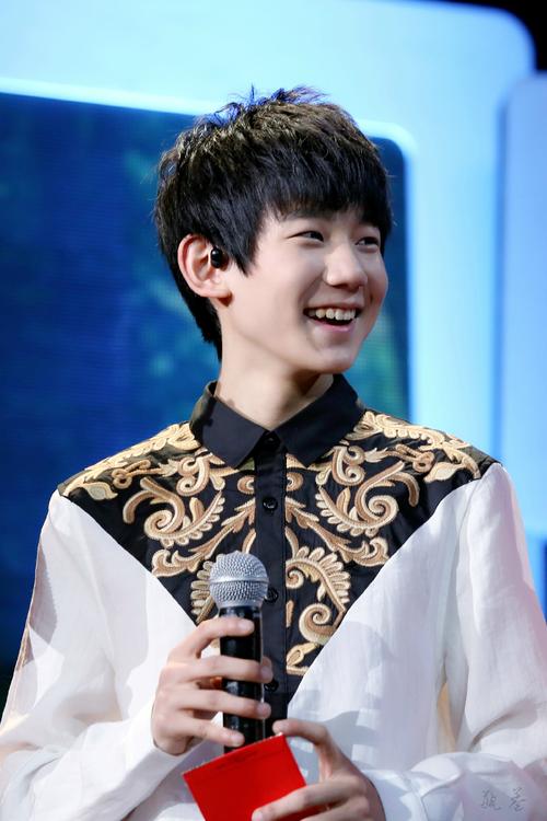 王源150211 央视网络春晚录制 cr:薄荷色瓶盖