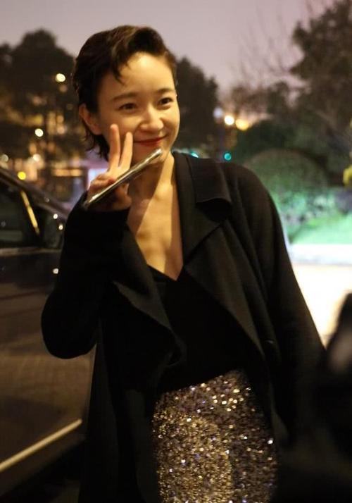 焦俊艳这衣服太讲究,黑色长裙看上去很简单,没点气质真撑不起来
