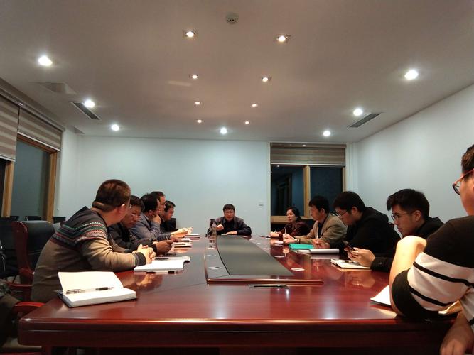 1,指挥部,设计单位,监理单位,施工单位加班开会解决工地施工中遇到的