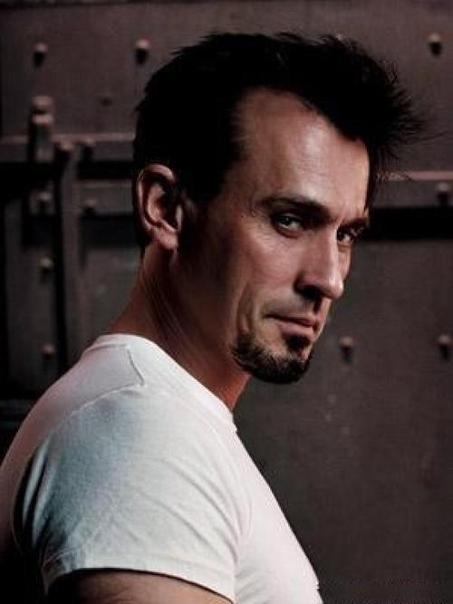 robert knepper(t-bag的演员)是《越狱》中演技最棒的人,他可以不用