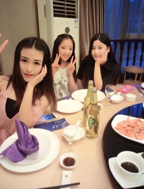 美女与美食生活照素材