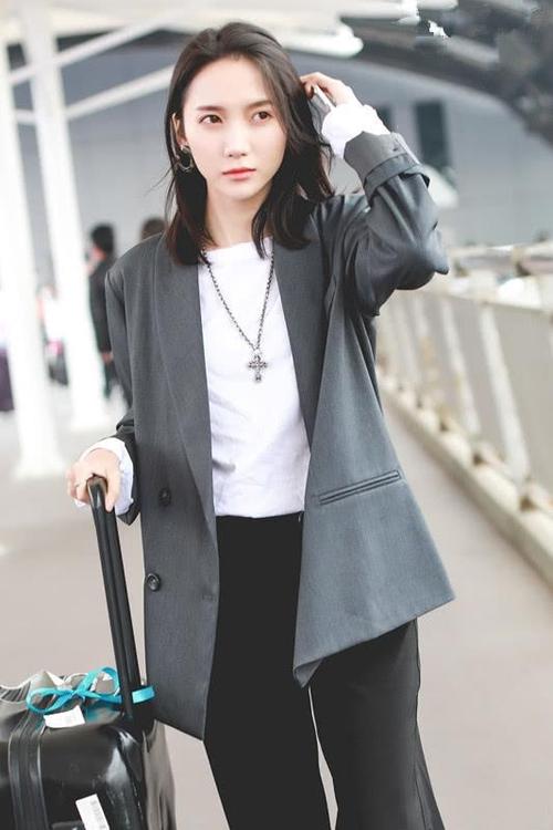 snh48里陆婷算会穿的,穿白色呢外套配短裙,加长靴刚刚好!