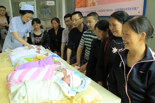 (图为产房护士长蔡晓平在对新爸爸,新妈妈进行新生儿喂养护理指导)